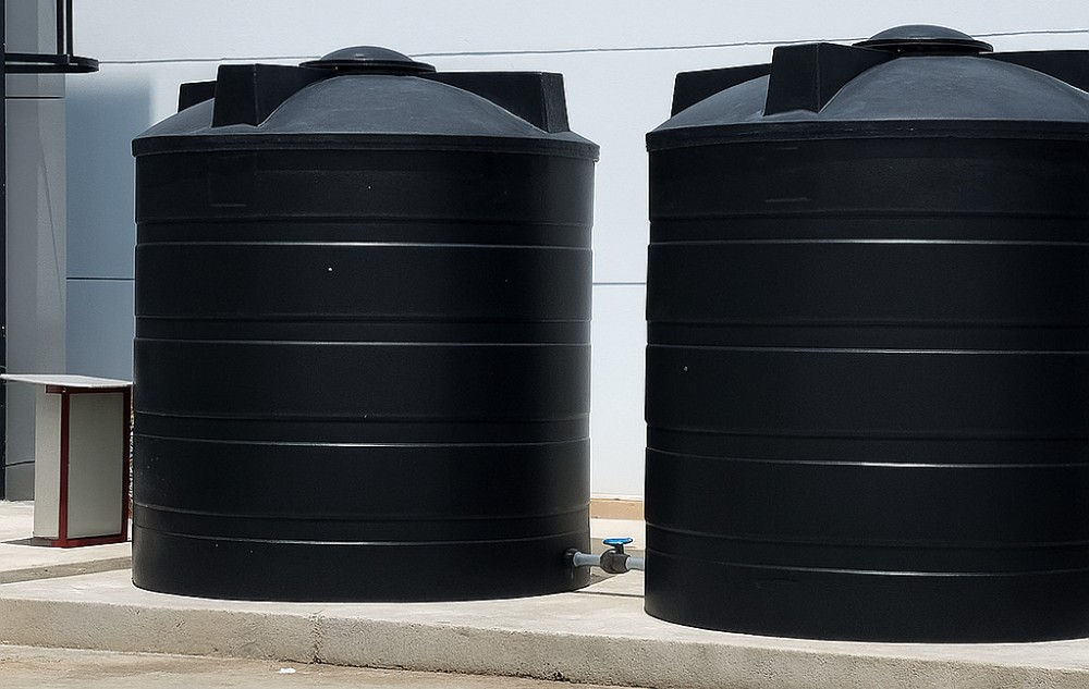 Fekete ivóvíztartályok